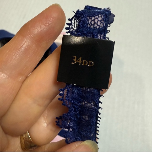 Victoria’s Secret Push up/Pigeonnant Elegant Lace Bra in Navy Blue Size 34DD - Picture 6 of 9